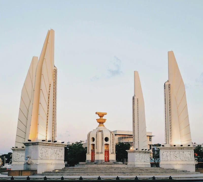Widok na Pomnik Demokracji w stolicy Tajlandii