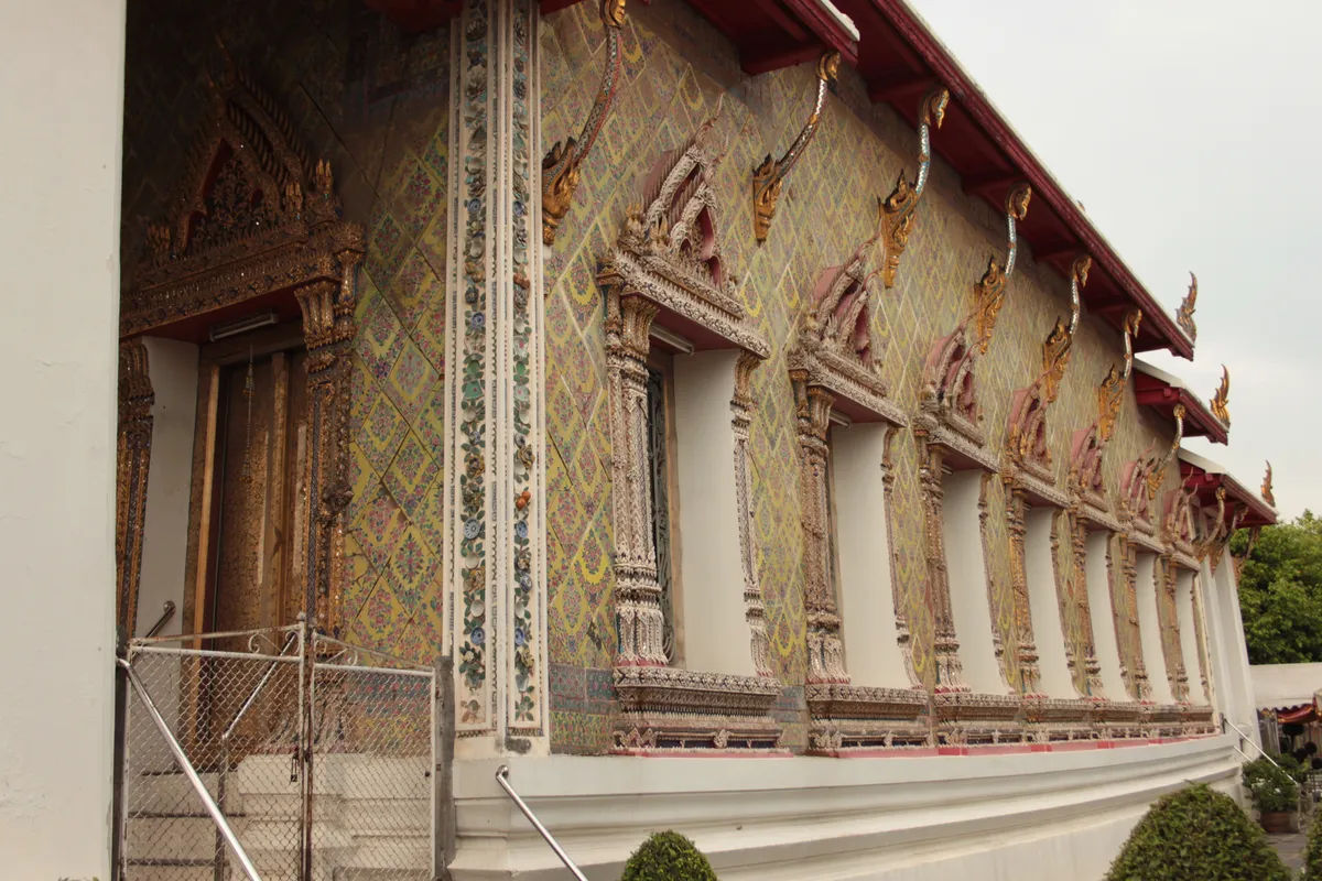 Zbliżenie na zdobienia i detale architektury w Wat Arun w Bangkoku.