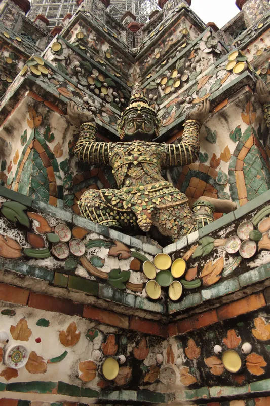 Mozaikowa figura strażnika na chedi Wat Arun w Bangkoku