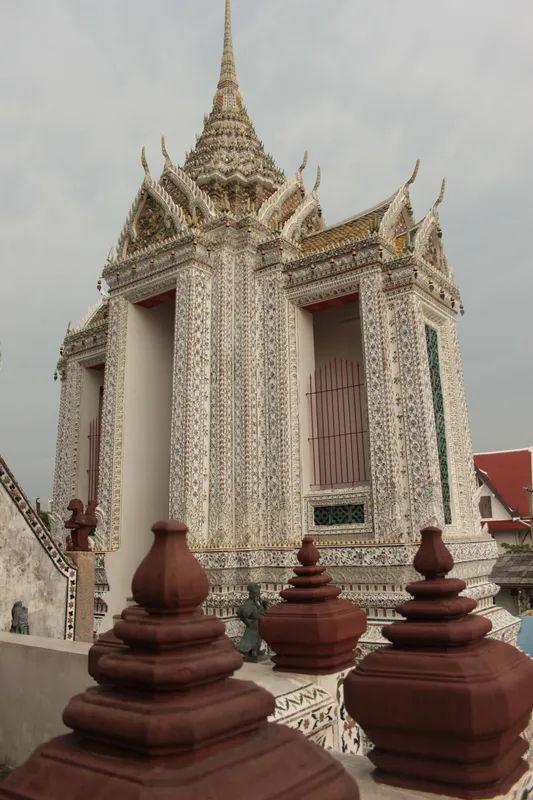 Prang w Wat Arun w Bangkoku, z bogato zdobionymi elementami i wieloma wieżami.