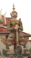 Widok na Wat Arun z rzeką Chao Phraya w tle, jedna z najważniejszych królewskich świątyń w Bangkoku.