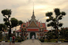 Wejście do ubosotu Wat Arun strzeżone przez dwa olbrzymie posągi demonów yaksha