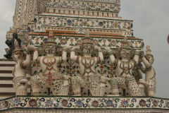 Mozaikowe figury strażników podtrzymujące prang świątyni Wat Arun w Bangkoku