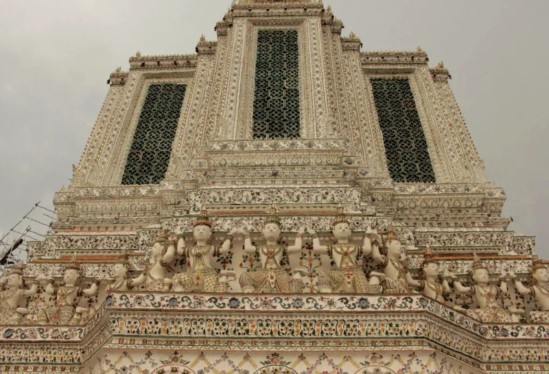 Widok na Wieżę Wat Arun w Bangkoku, ozdobioną detalami w azjatyckim stylu.