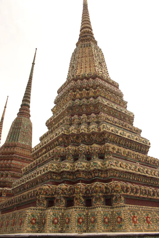 Zbliżenie na zdobienia i detale stupy w świątyni Wat Pho w Bangkoku.