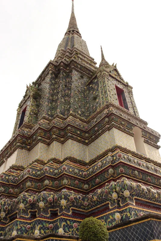 Widok na zdobione chedi w Wat Pho, Bangkok z detalami w azjatyckim stylu.