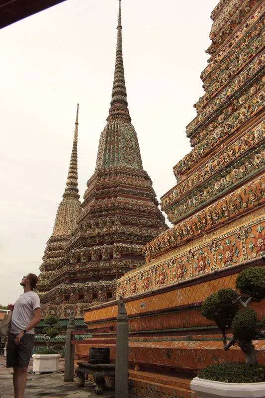 Stupy w Wat Pho w Bangkoku, bogato zdobione w tradycyjnym tajskim stylu.