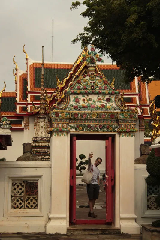 Detale architektury z bogato zdobionymi posągami w Wat Pho w Bangkoku.