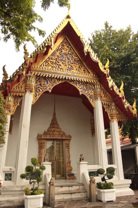 Turyści podziwiający zdobienia w Wat Pho, Bangkok.