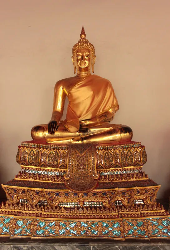 Zbliżenie na posąg Buddy w Wat Pho, z misternymi wzorami i złotymi dekoracjami.