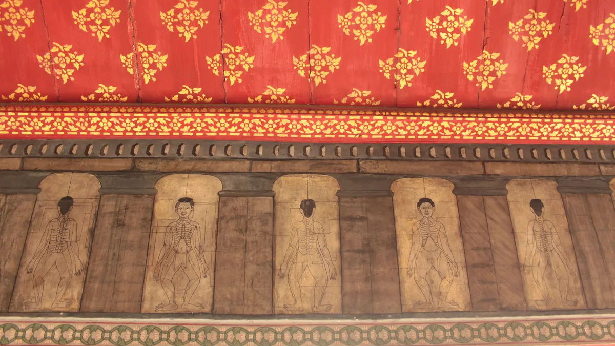 Szczegóły malowideł ściennych w Wat Pho, przedstawiające postaci Buddy.