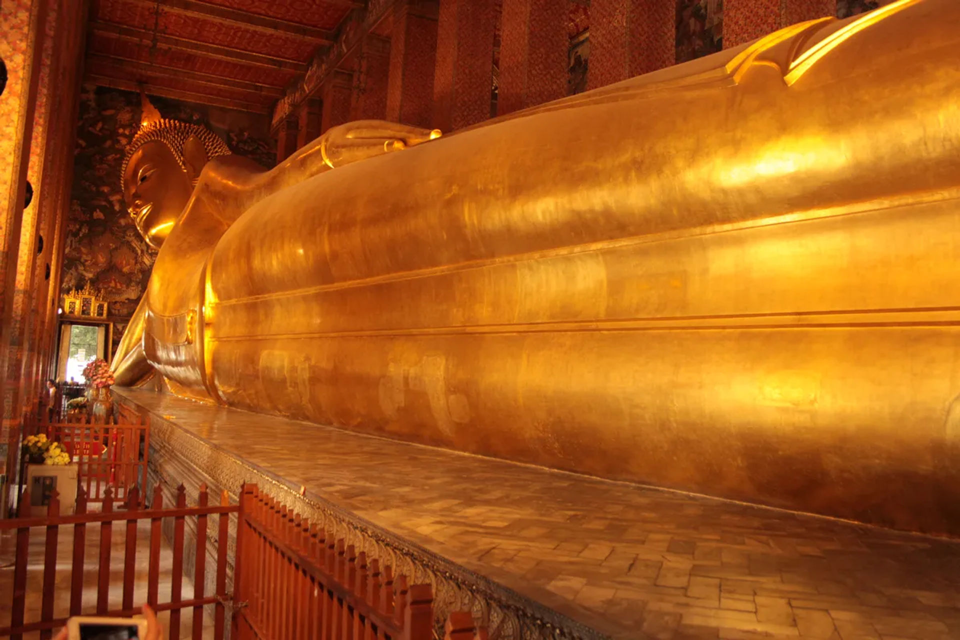 Leżący złoty Budda