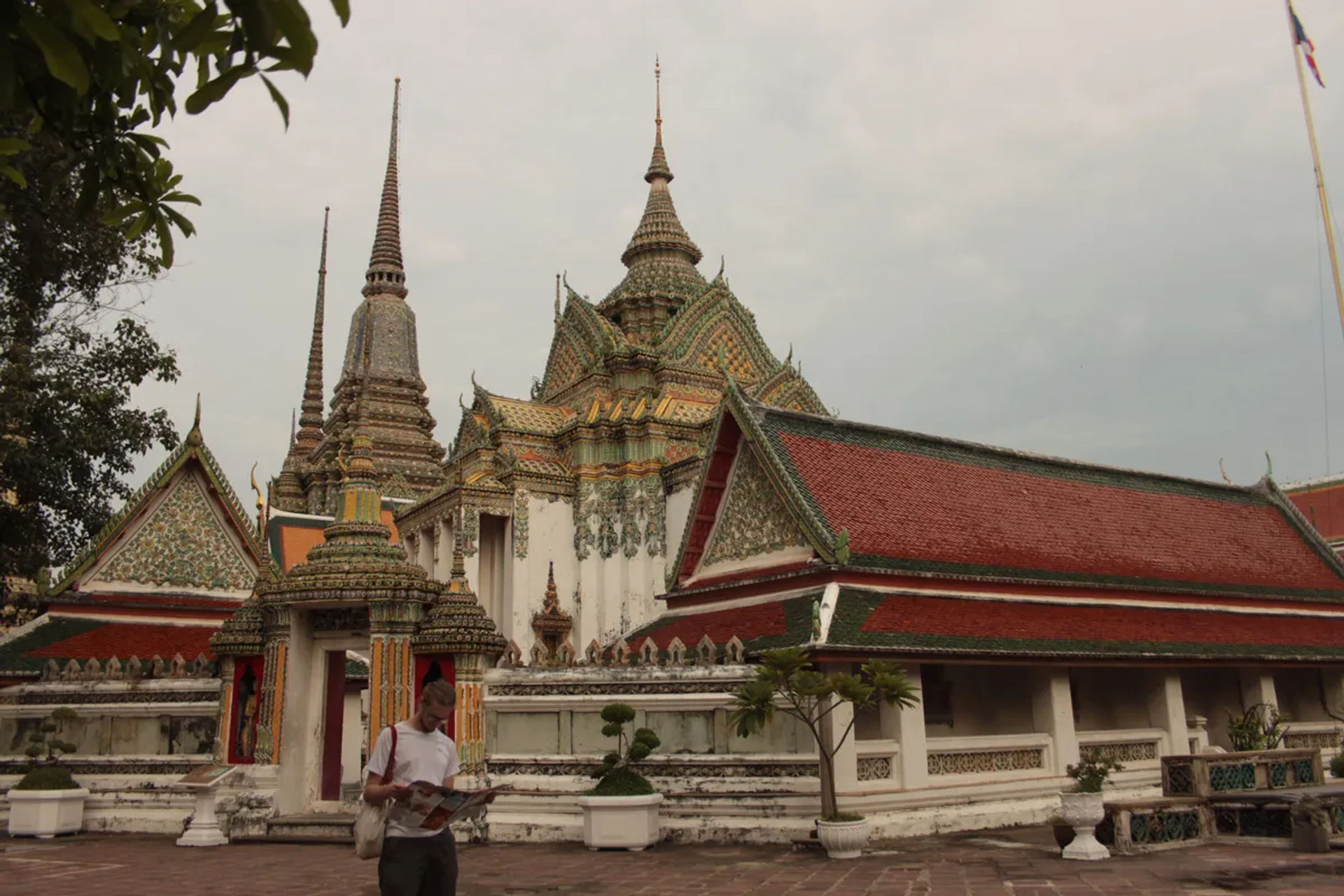 Zbliżenie na świątynię Wat Phra Kaew w Bangkoku z charakterystycznymi wieżami i tajską architekturą