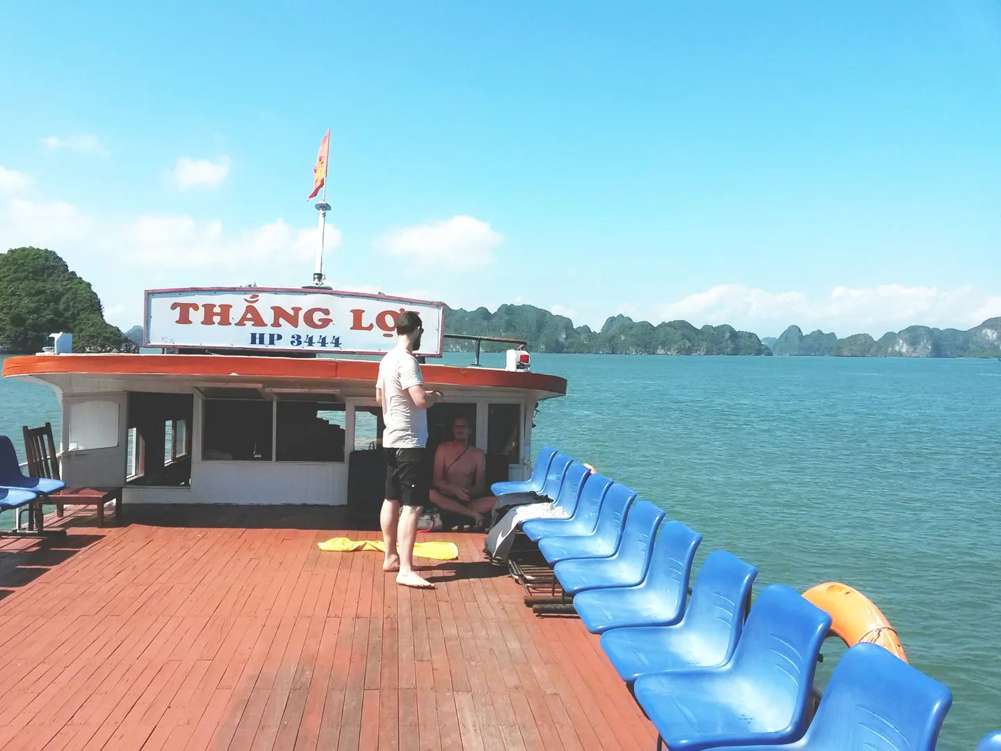 Łódź na wodach zatoki Ha Long, Wietnam.