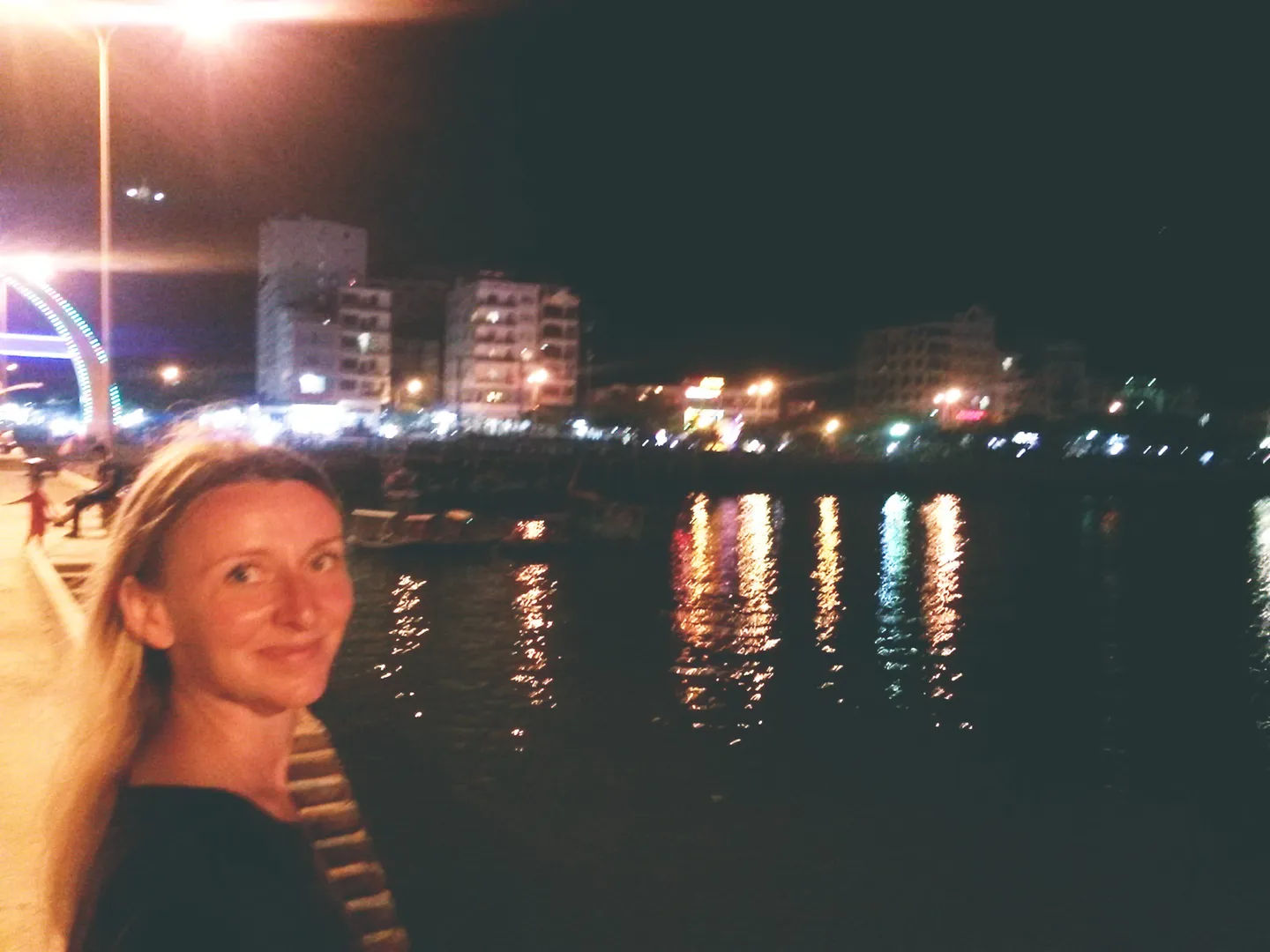 Widok nocny na oświetlone miasto przy rzece w Wietnamie.