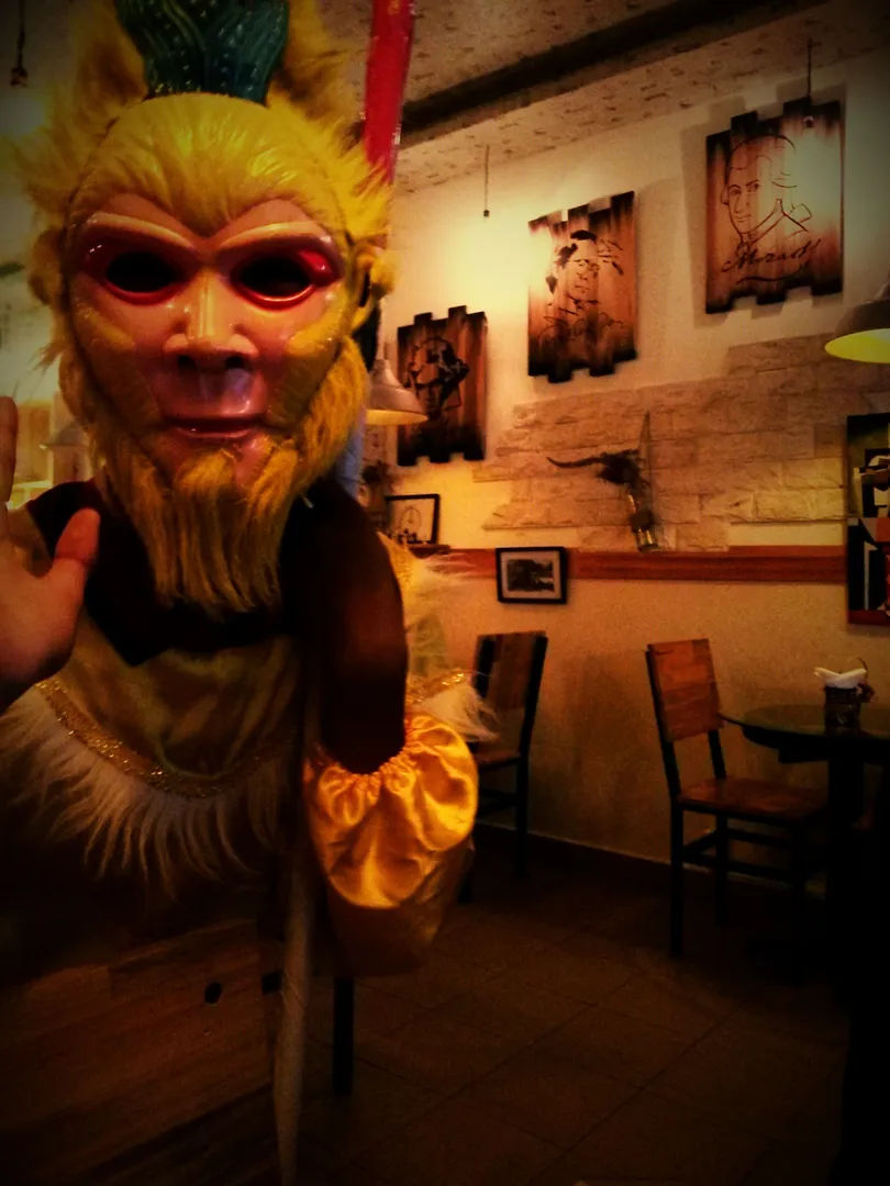 Lokalna restauracja z dekoracjami w stylu wietnamskim.