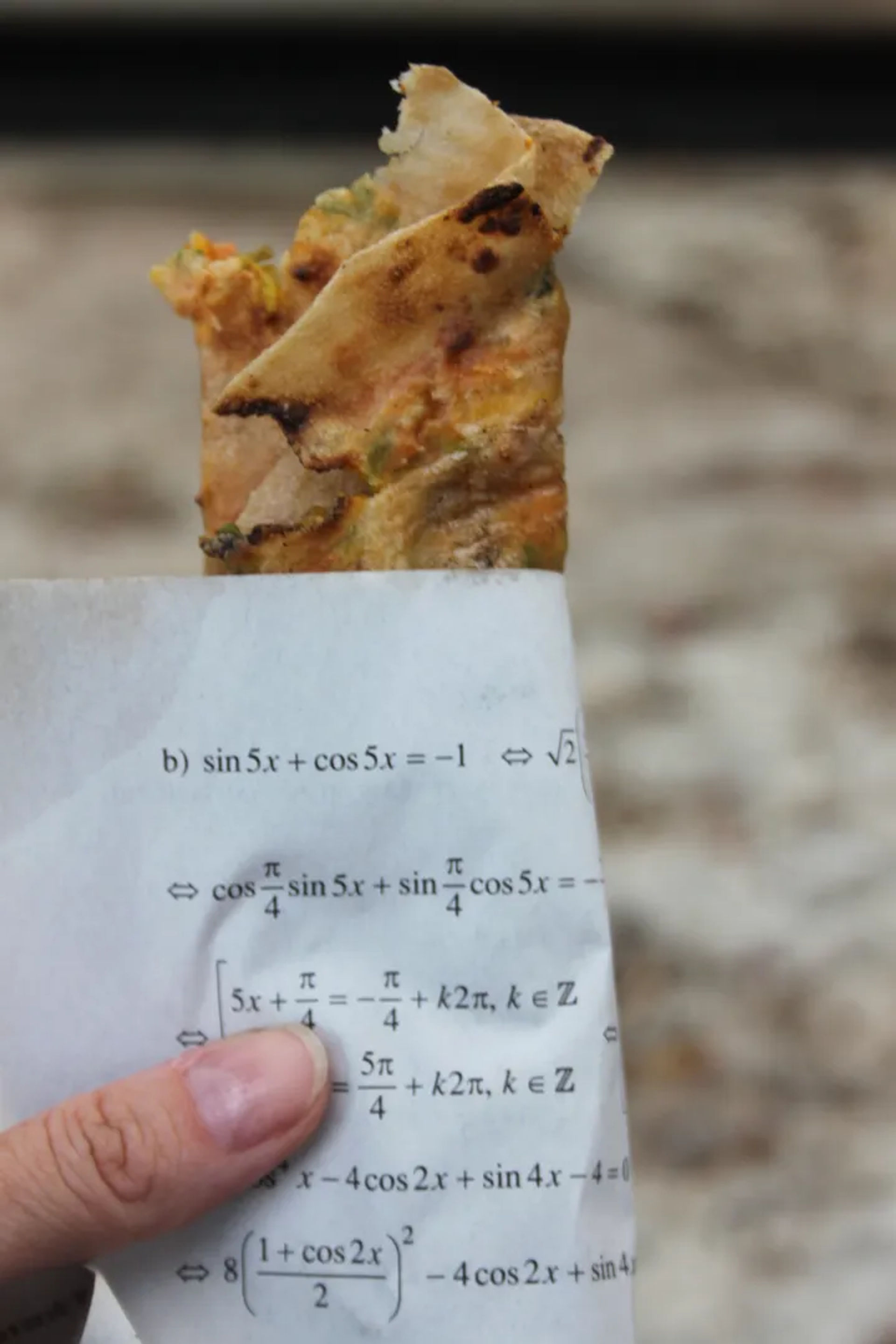 Papier ryżowy zawinięty w gazetę, Wietnam