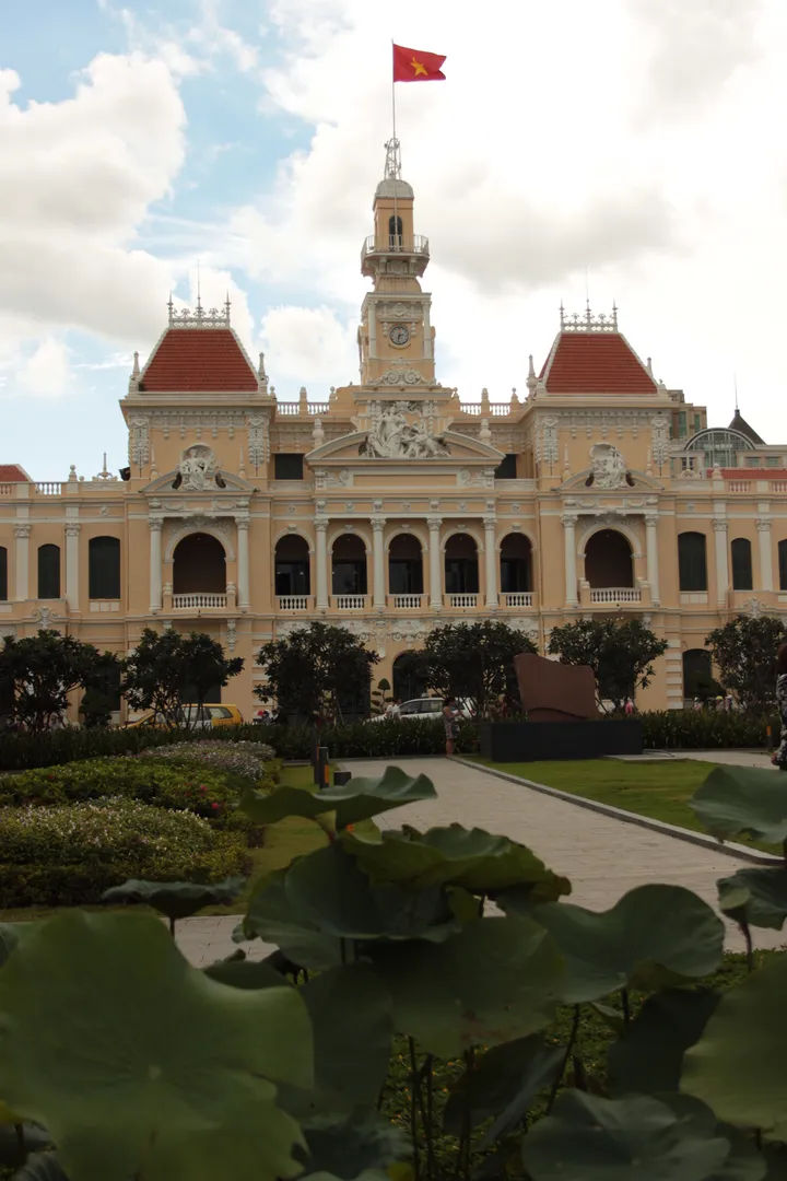 Detal architektoniczny fasady ratusza w Sajgonie, Wietnam, z bogatymi zdobieniami.