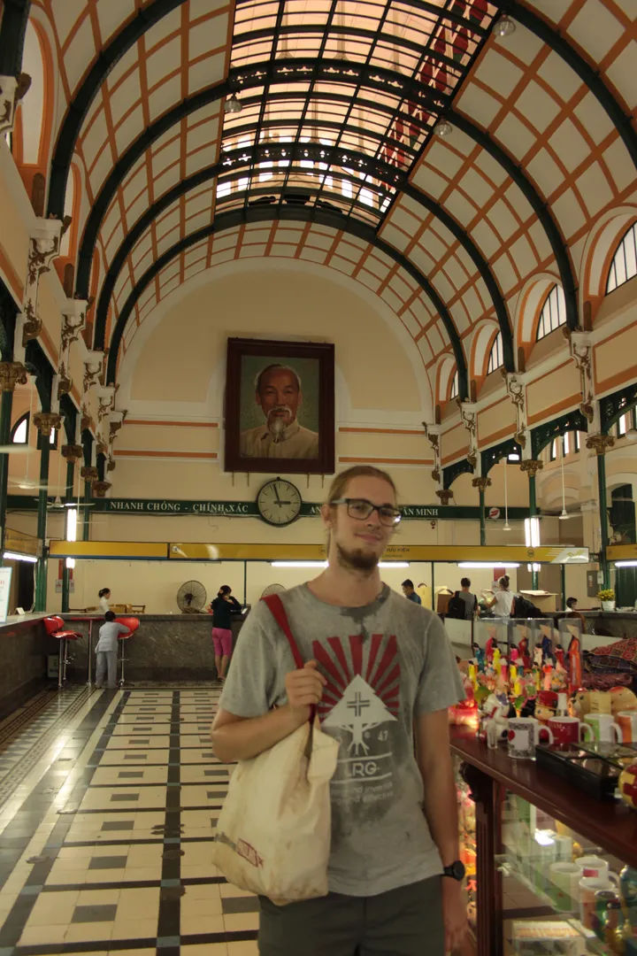 Wnętrze historycznego budynku poczty w Sajgonie z portretem Ho Chi Minha, Wietnam.