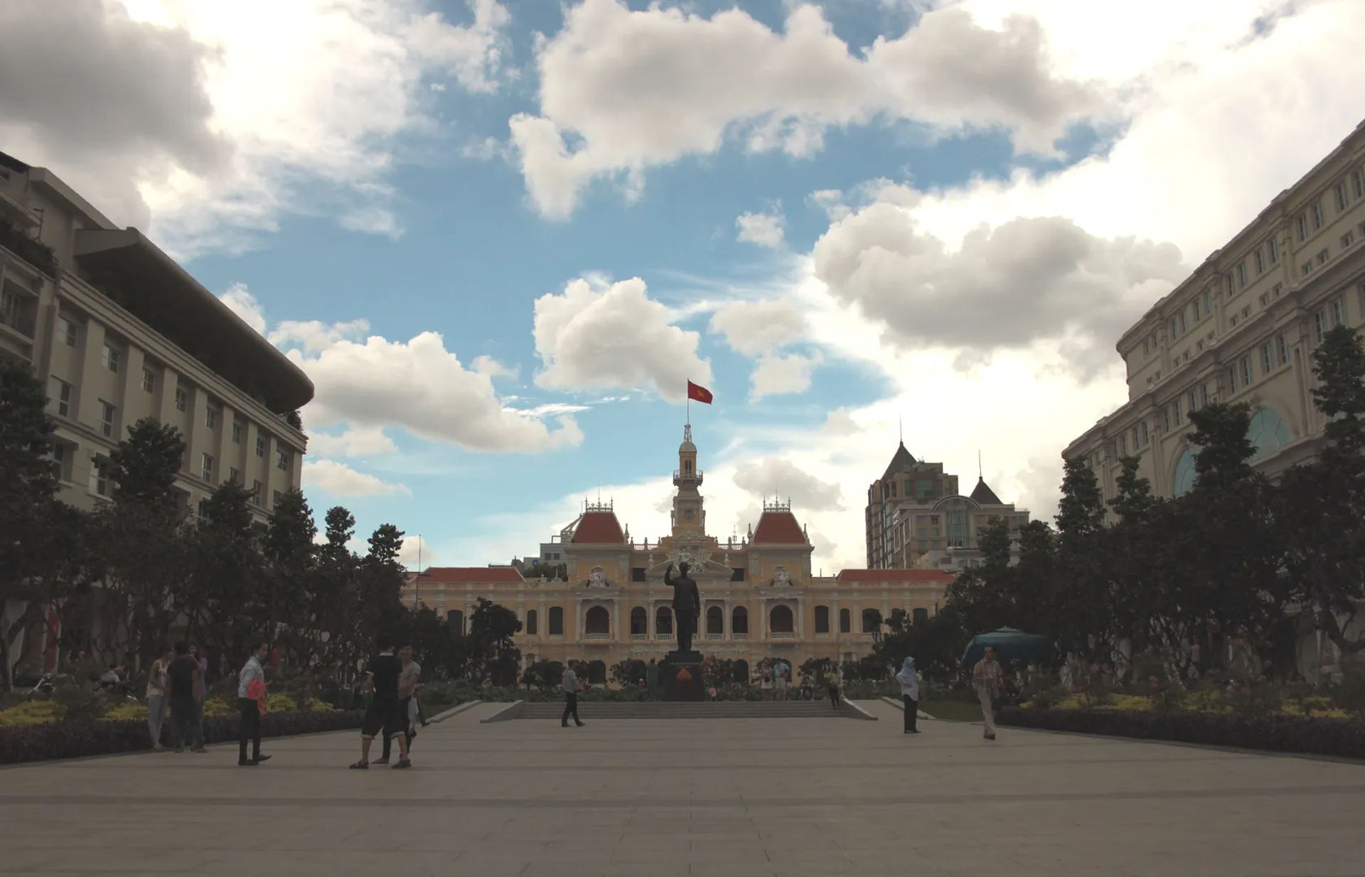 Ludowy Komitet Miasta Ho Chi Minh z pomnikiem Hồ Chí Minha na placu