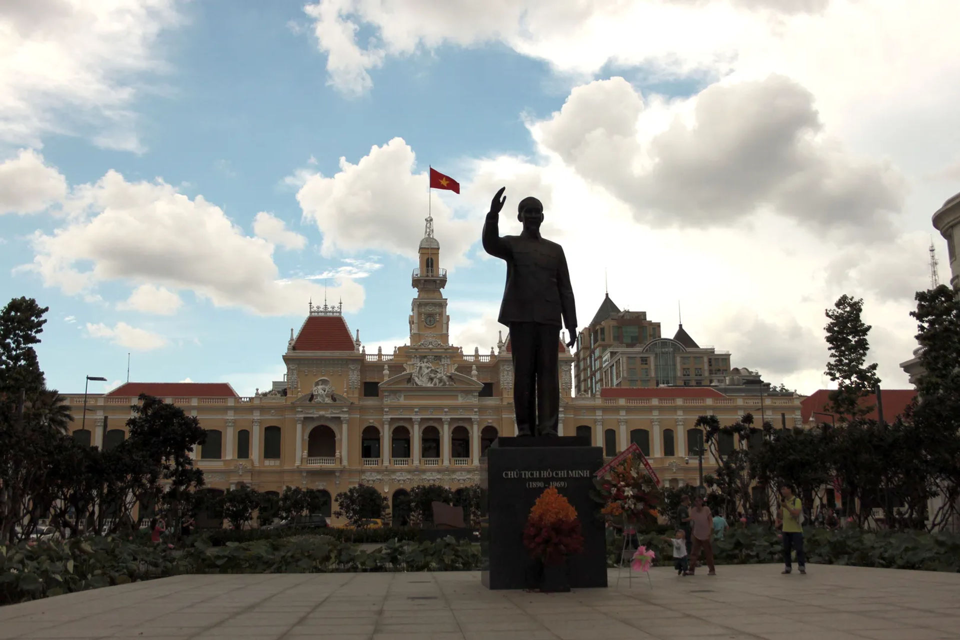 Ludowy Komitet Miasta Ho Chi Minh z pomnikiem Hồ Chí Minha na placu