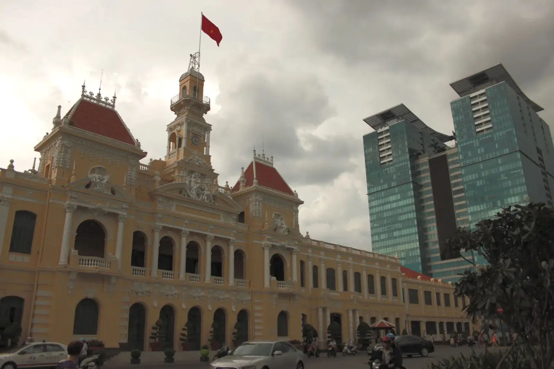Kolonialny ratusz Sajgonu w Ho Chi Minh City na tle nowoczesnych wieżowców
