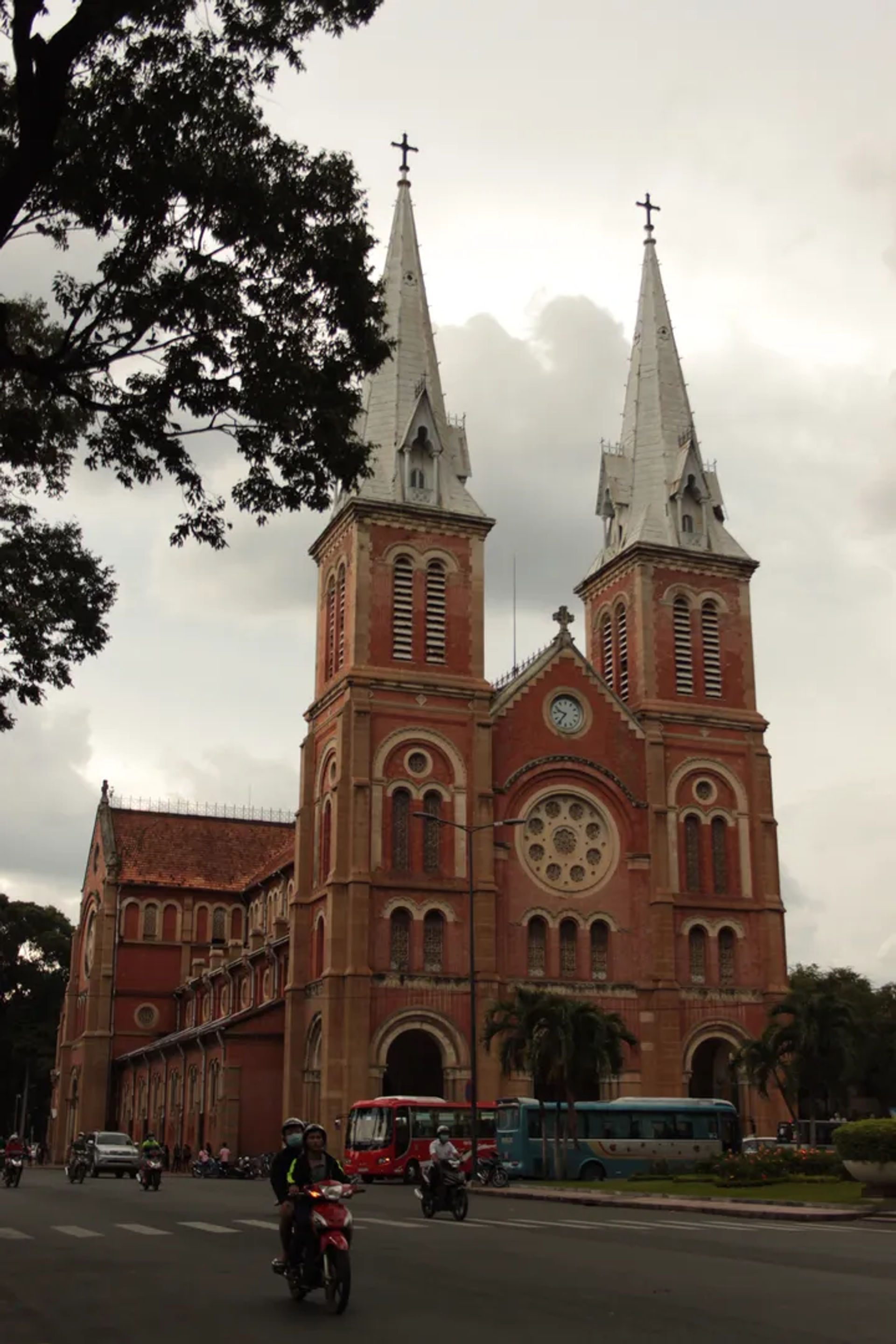 Kolonialna Katedra Notre Dame w Sajgonie z dwiema charakterystycznymi wieżami dzwonniczymi