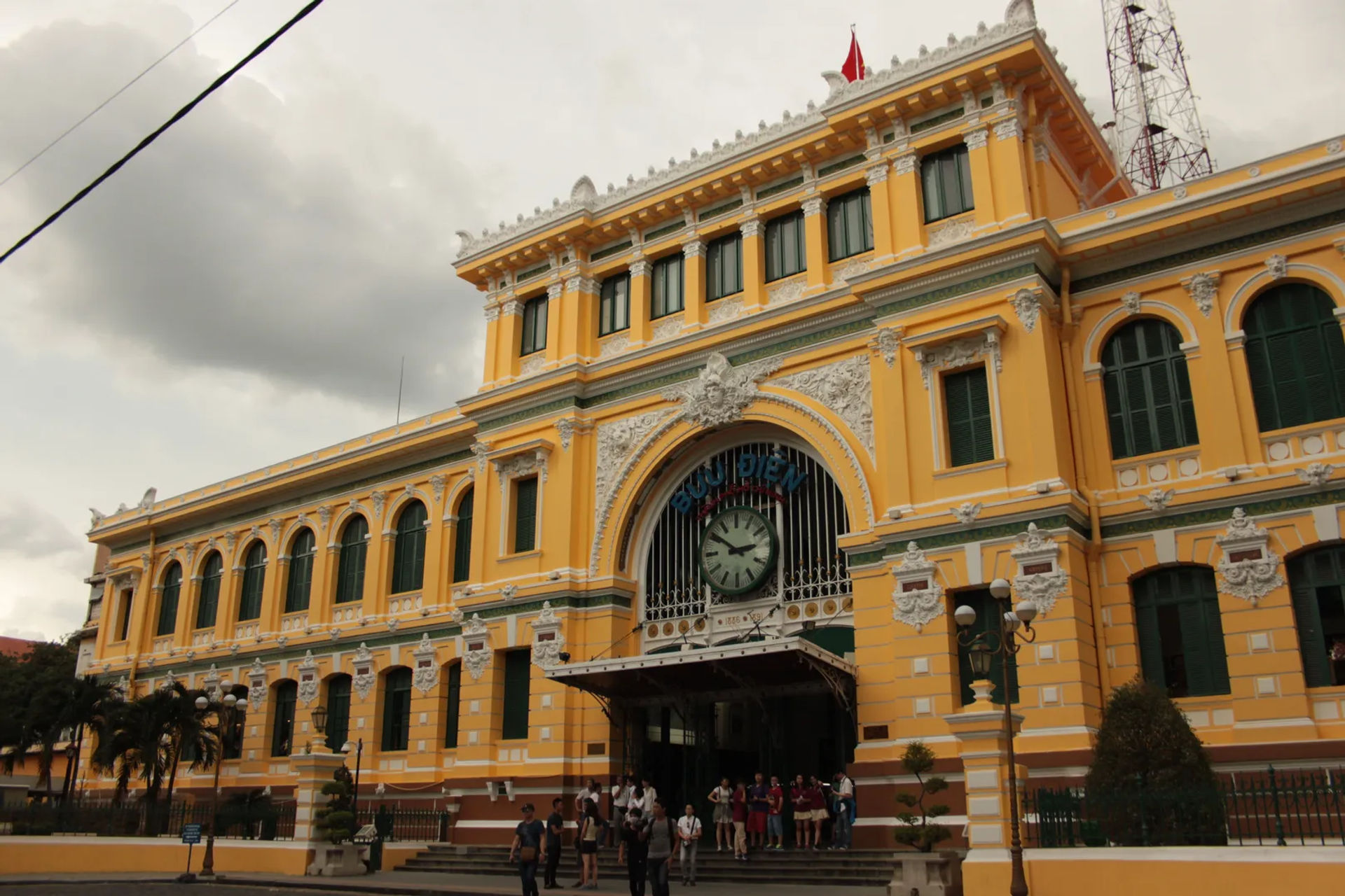 Zolty budynek poczty glownej w kolonialnym stylu w Ho Chi Minh