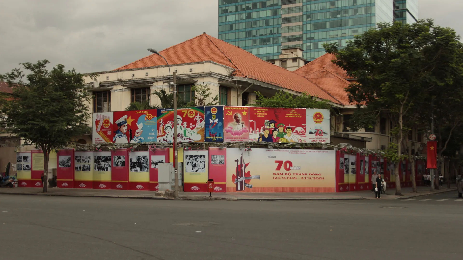Budynek w Sajgonie ozdobiony patriotycznymi plakatami z okazji 70. rocznicy rewolucji w Wietnamie.