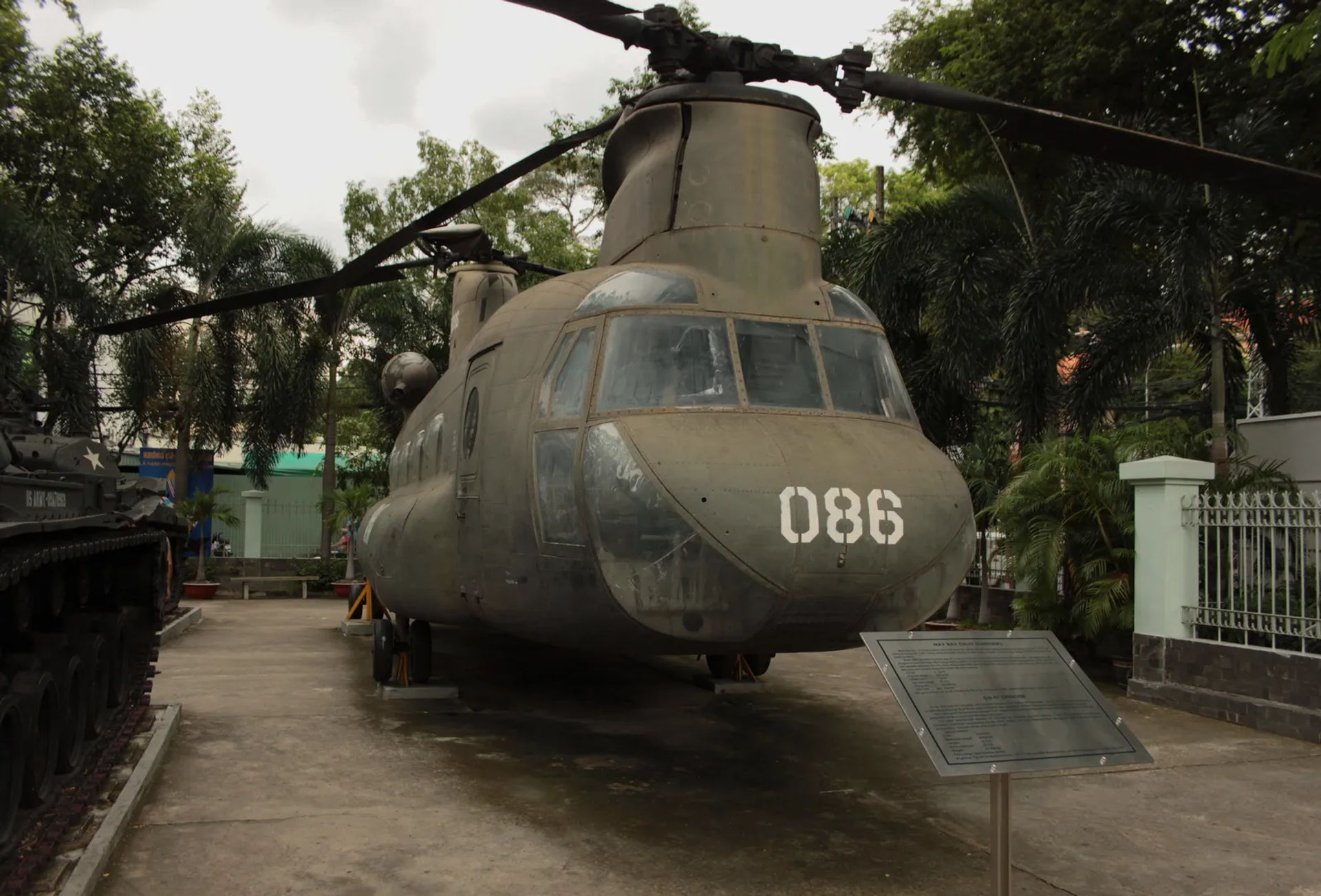 Amerykański śmigłowiec transportowy CH-47 Chinook z czasów wojny wietnamskiej, Muzeum Pozostałości Wojennych w Ho Chi Minh