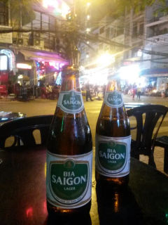 Dwie butelki piwa Sajgon w Ho Chi Minh