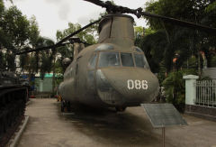 Amerykański śmigłowiec transportowy CH-47 Chinook z czasów wojny wietnamskiej, Muzeum Pozostałości Wojennych w Ho Chi Minh