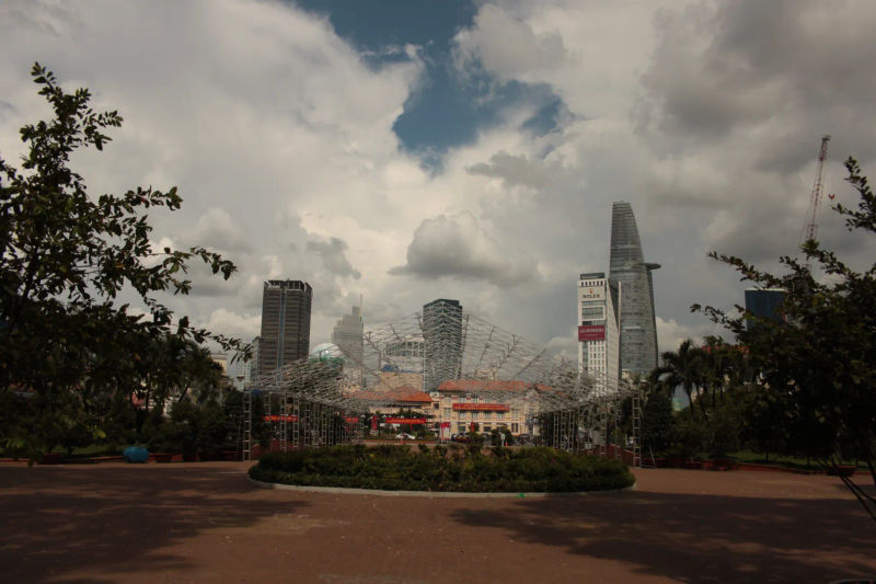 Panorama Ho Chi Minh City z wieżowcami i tradycyjnymi uliczkami