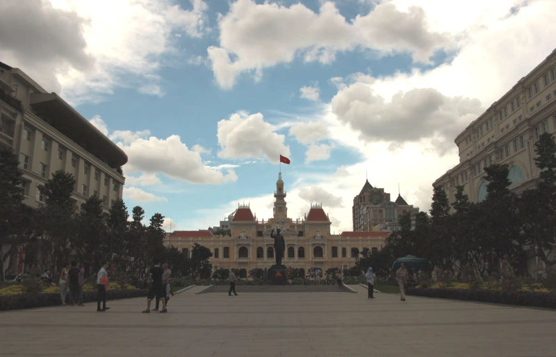 Ludowy Komitet Miasta Ho Chi Minh z pomnikiem Hồ Chí Minha na placu