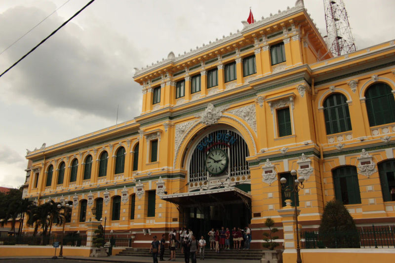 Zolty budynek poczty glownej w kolonialnym stylu w Ho Chi Minh