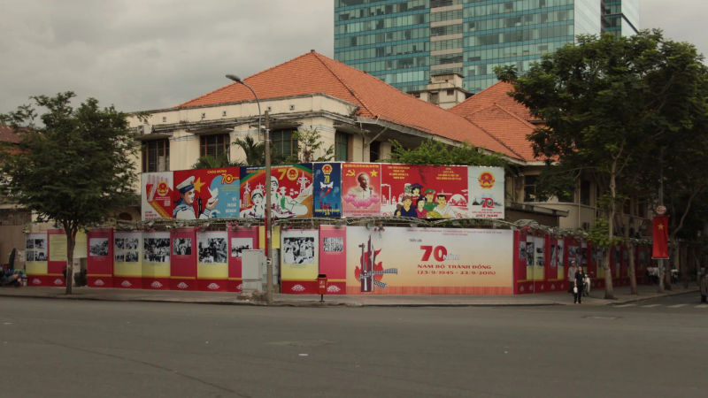 Budynek w Sajgonie ozdobiony patriotycznymi plakatami z okazji 70. rocznicy rewolucji w Wietnamie.