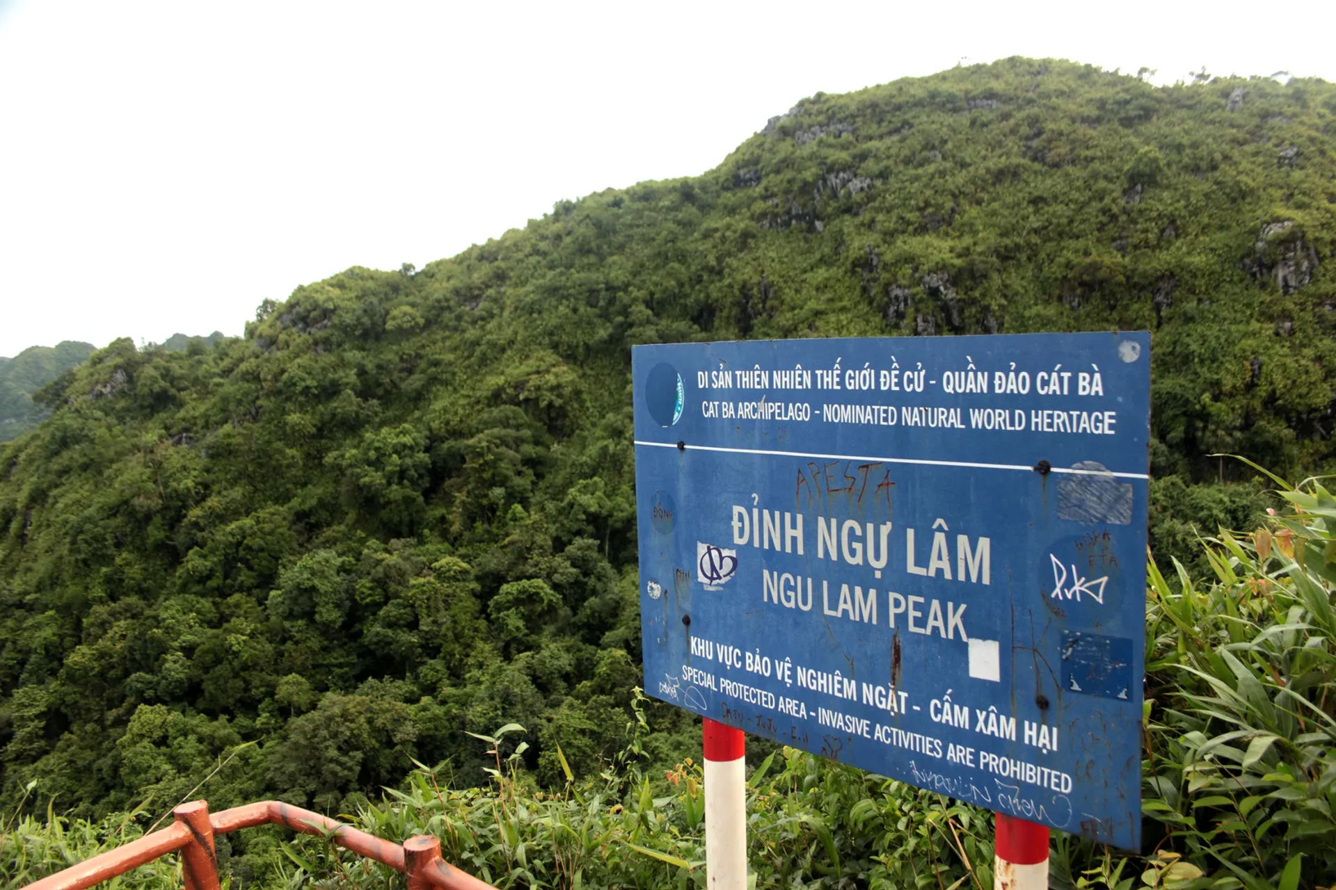 Tablica na szczycie Ngu Lam Peak na wyspie Cat Ba