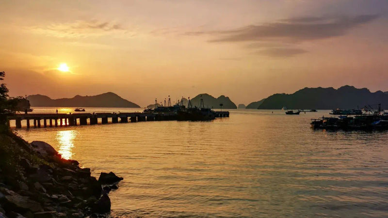 Zachód słońca nad portem na wyspie Cat Ba w Wietnamie