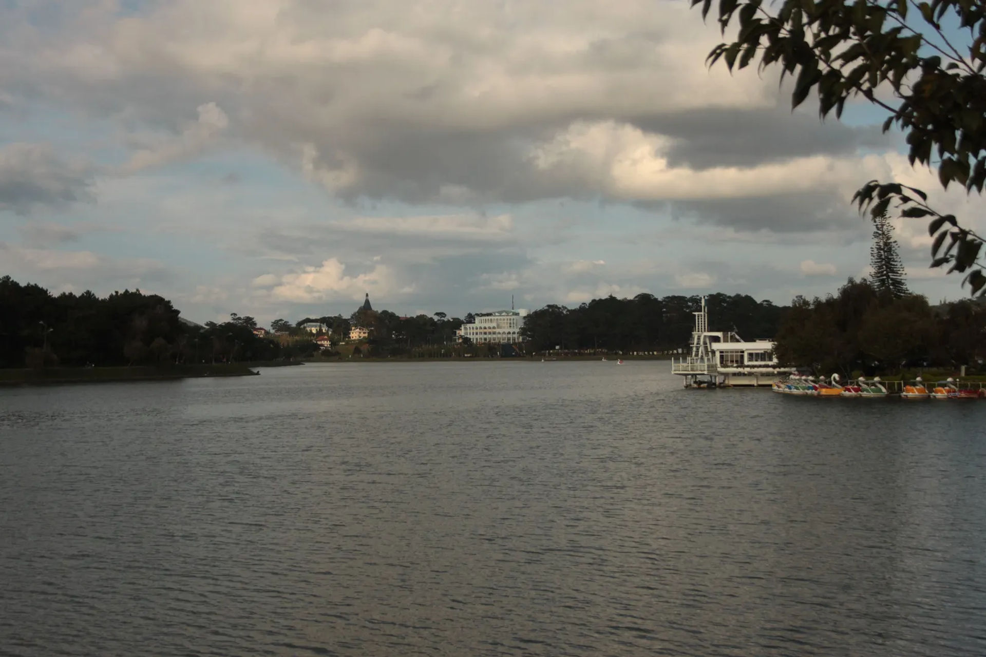 Widok na jezioro yuan huong, Dalat