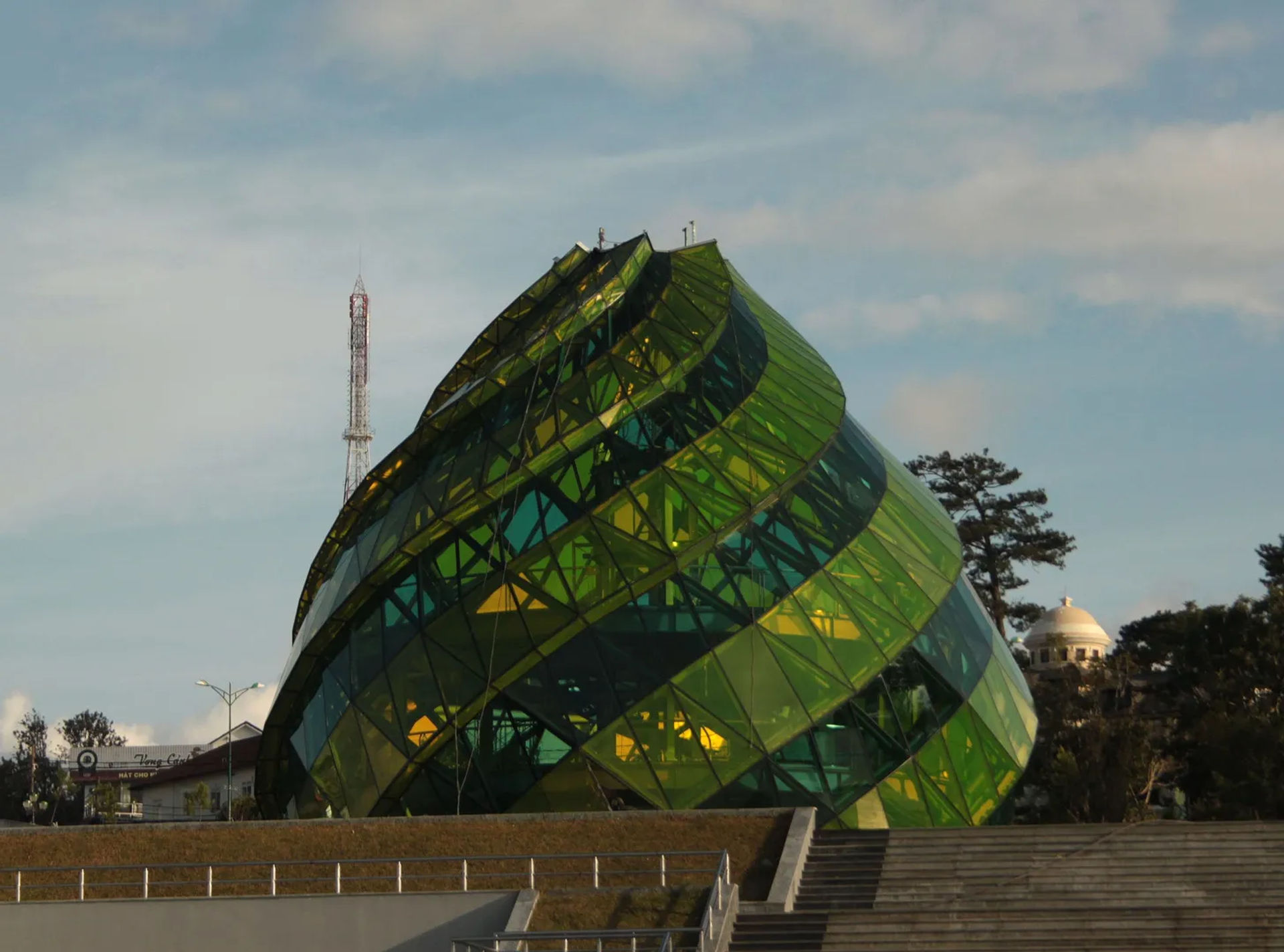 zielona kopula karczocha na promenadzie w Dalat