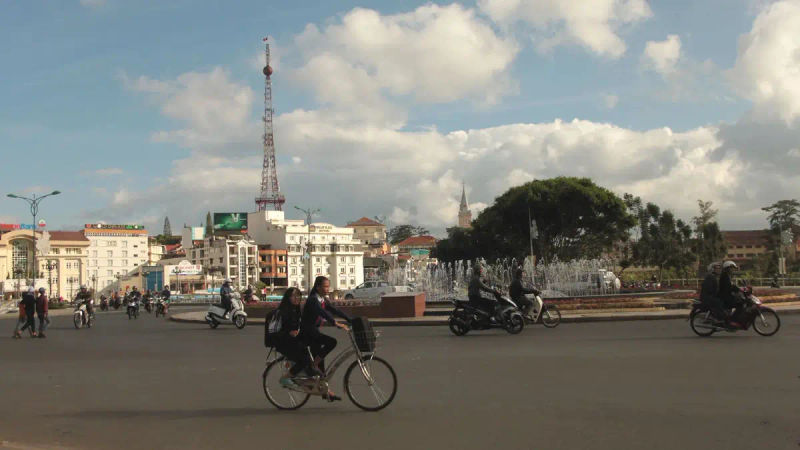 Wieża radiowa w Dalat inspirowana Eiffel Tower nad placem w centrum miasta