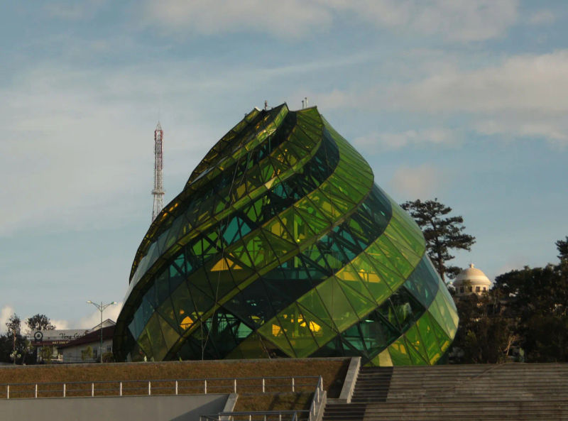 zielona kopula karczocha na promenadzie w Dalat