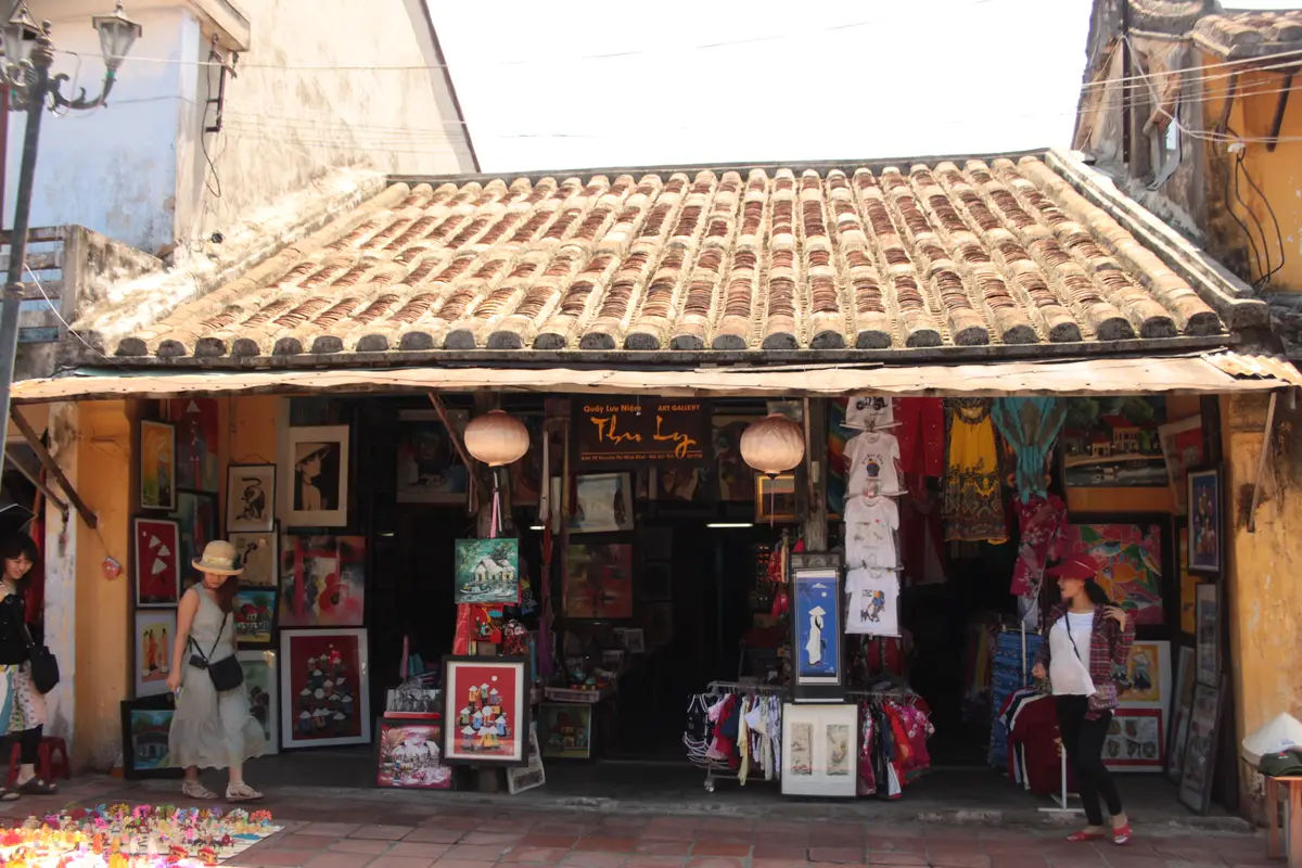 Sklep z rękodziełem w tradycyjnym wietnamskim stylu, pełen lokalnych wyrobów, Hoi An, Wietnam.