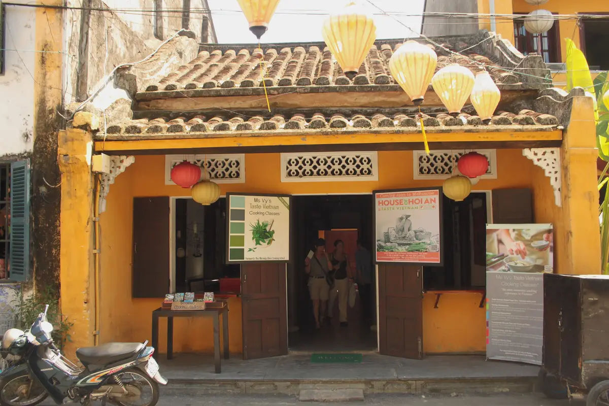 Sklep z rękodziełem w tradycyjnym wietnamskim stylu, pełen lokalnych wyrobów, Hoi An, Wietnam.