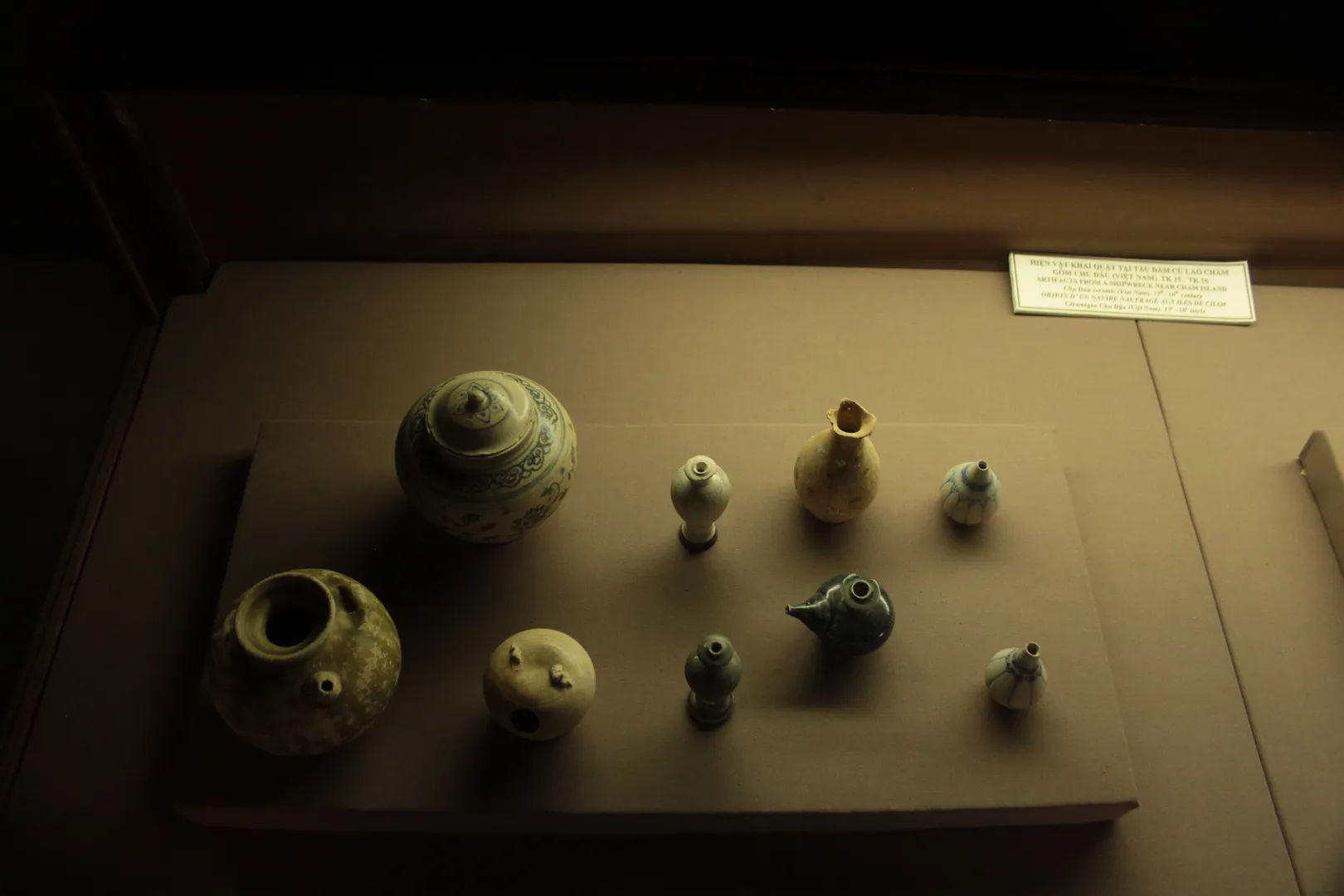 Wystawa ceramicznych artefaktów w domu Tấn Ký, prezentująca historyczne naczynia i ozdoby.