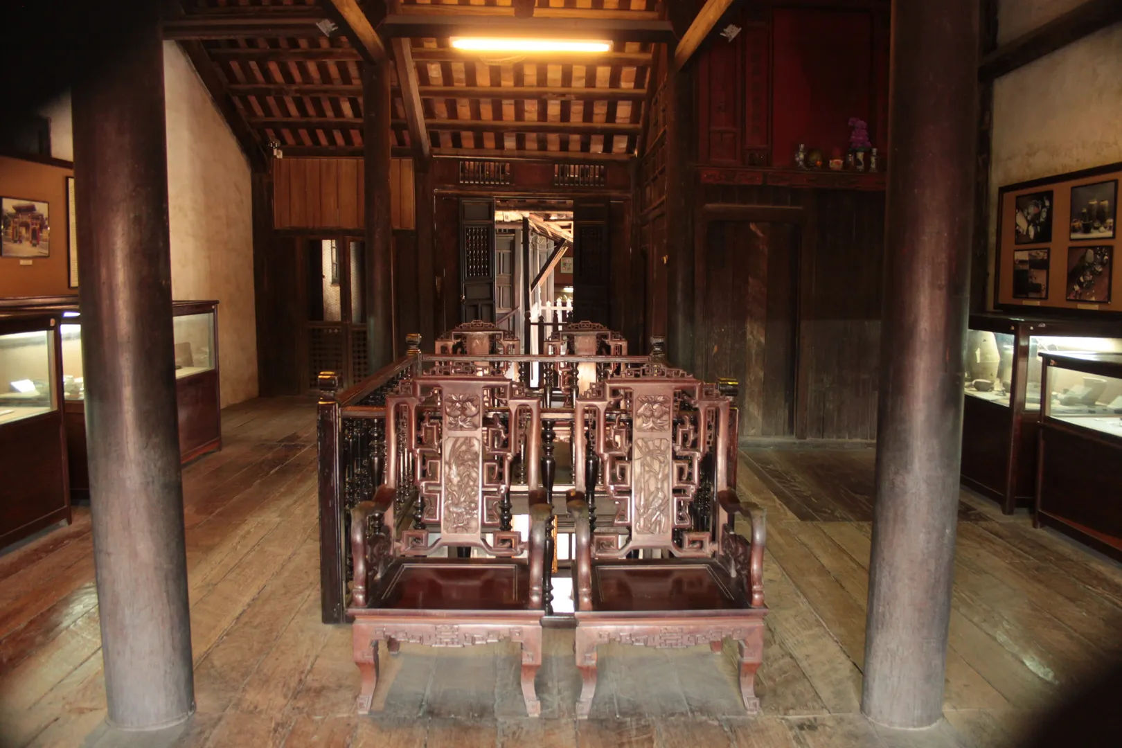 Wnętrze domu Tấn Ký z misternie rzeźbionymi drewnianymi meblami i tradycyjnym wystrojem, Hoi An, Wietnam.