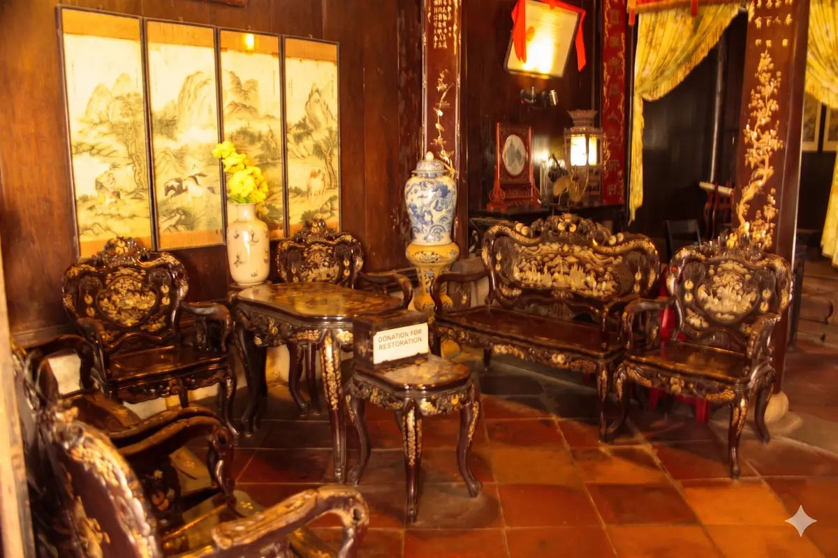 Wnętrze domu Tấn Ký z misternie rzeźbionymi drewnianymi meblami i tradycyjnym wystrojem, Hoi An, Wietnam.