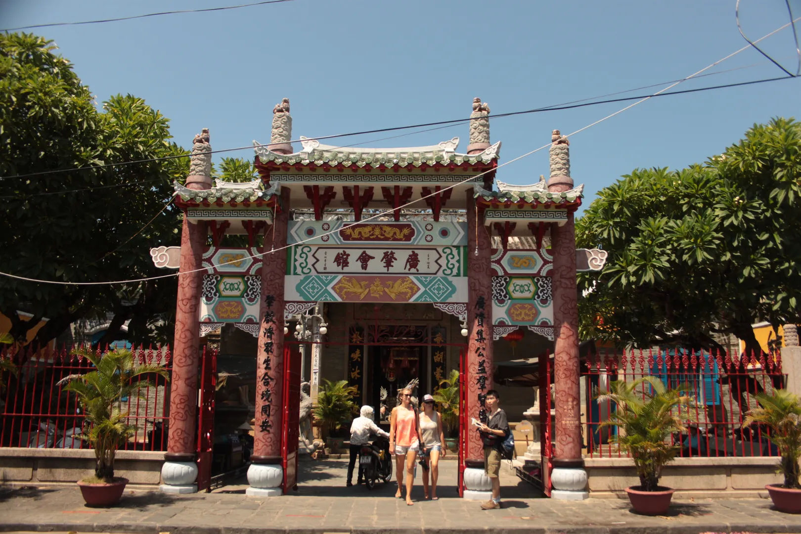 Wejście do tradycyjnej kantoneskiej świątyni z kolorowymi zdobieniami, Hoi An, Wietnam.