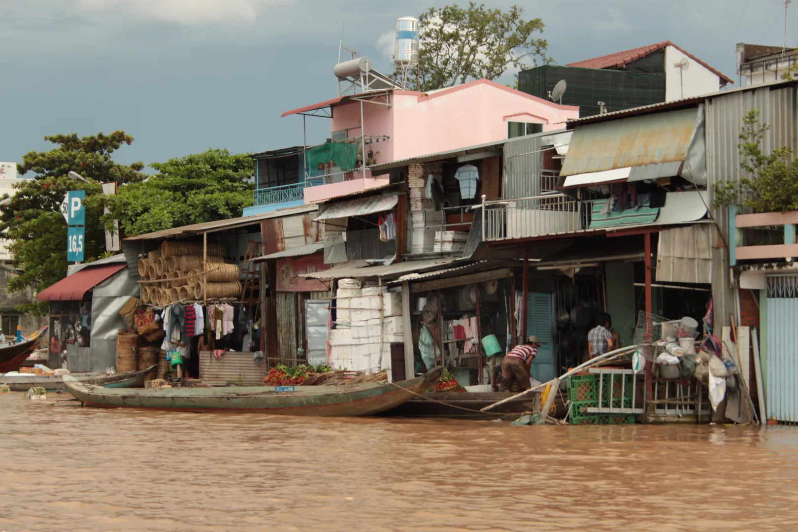 Kolorowe domy na palach przy rzece Mekong, Wietnam.