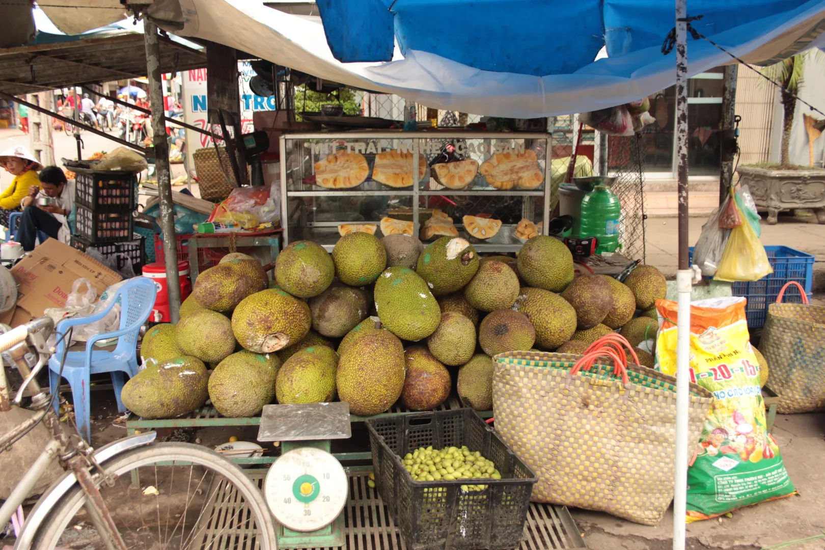 Stragan z dużymi owocami duriana na wietnamskim targu, Mekong.
